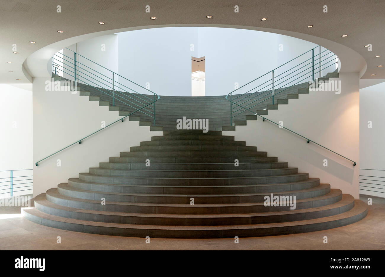 Bonn, Kunst- und Ausstellungshalle der Bundesrepublik Deutschland, kurz Bundeskunsthalle 1989-1992 von Gustav Peichl erbaut, Treppenhaus mit Kegeltrep Foto Stock