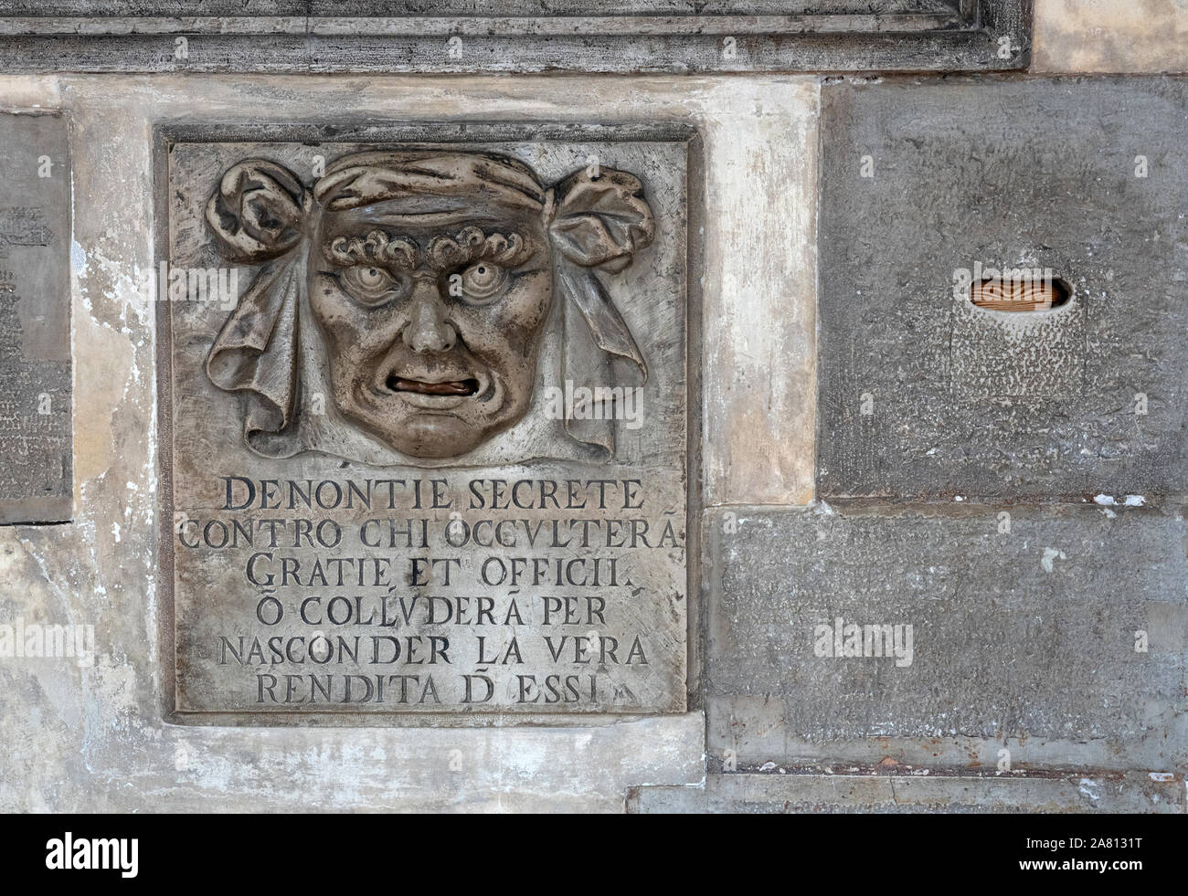 La bocca delle accuse segrete nel Palazzo Ducale di Venezia Italia invitando i cittadini ad erba sui nemici dello stato con lettera Foto Stock