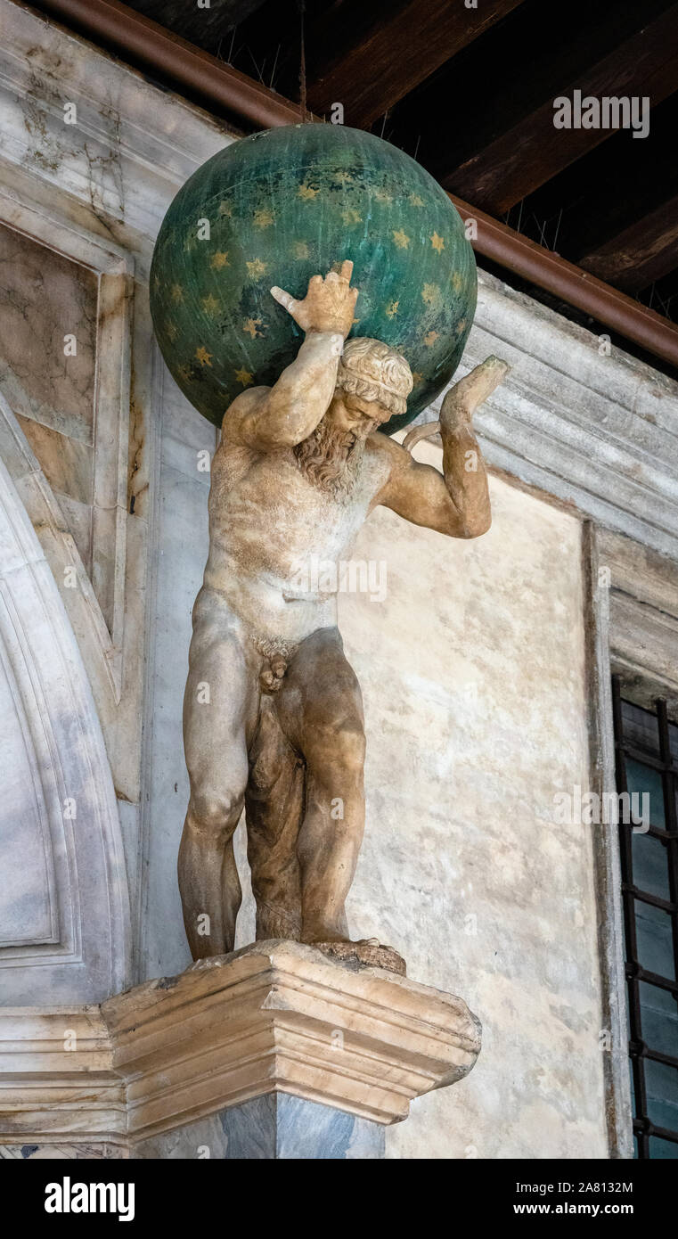 Atlas il dio Titan che porta la Terra sulle sue spalle in una scultura di Antonio Aspetti nel Palazzo Ducale di Venezia Italia Foto Stock