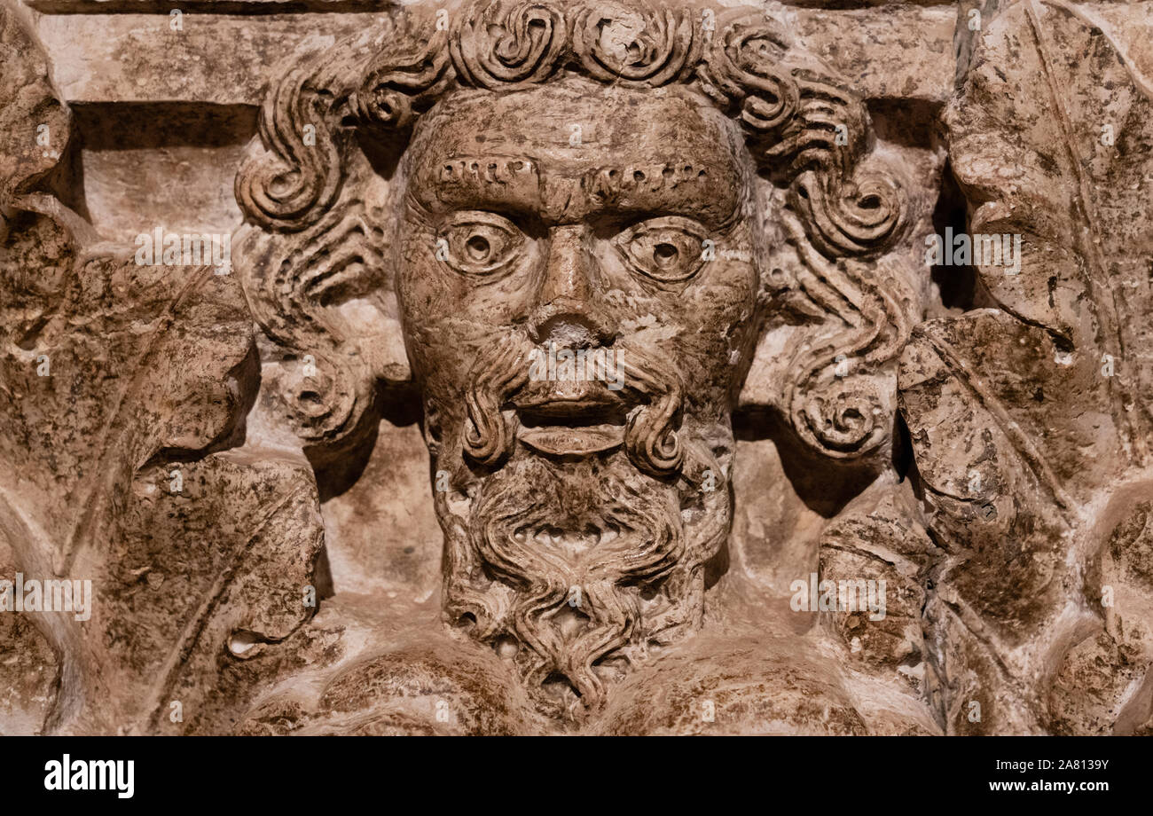 Scultura in rilievo in pietra del volto temibile di un uomo nelle mura del Palazzo Ducale di Venezia Foto Stock