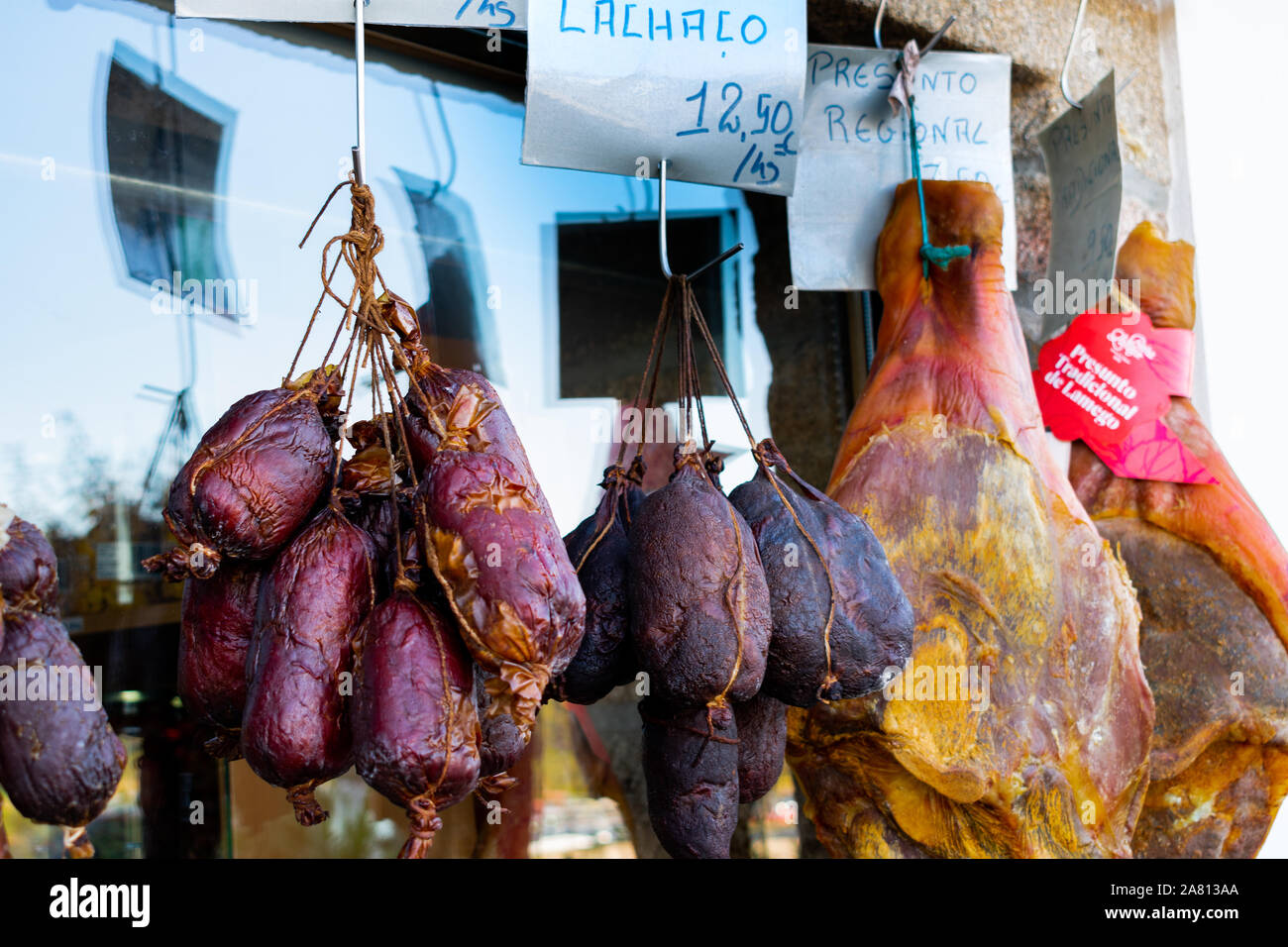Salsicce in vendita presso la ocal mercato alimentare a Ponte de Lima, Minho, Portogallo, Europa Foto Stock