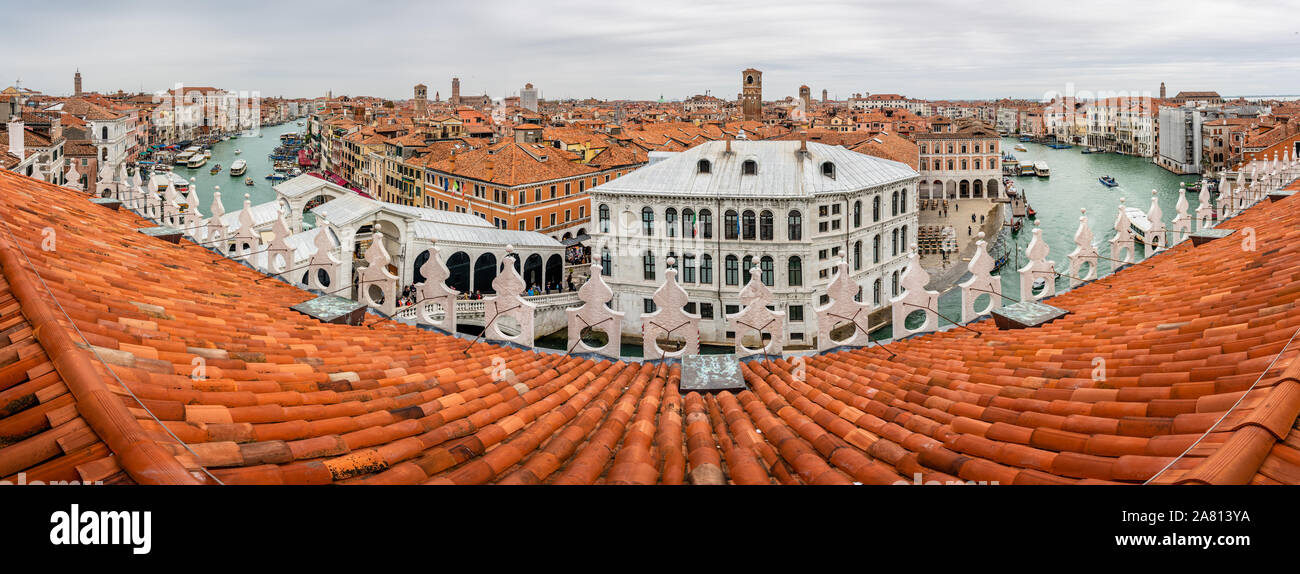 Panorama dalla terrazza sul tetto del Fondaco dei tedeschi sul Canal grande e sul Ponte di Rialto a Venezia Foto Stock