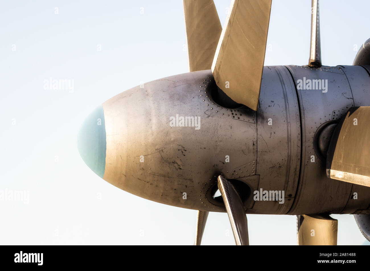 Sfondo Astratto Pale Di Elica Di Un Aereo Vintage Su Uno Sfondo Blu Isolato Foto Stock Alamy