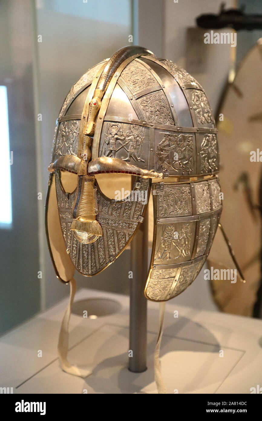 Replica del Sutton Hoo casco, parte di Sutton Hoo tesoro presso il British Museum di Londra, Regno Unito Foto Stock