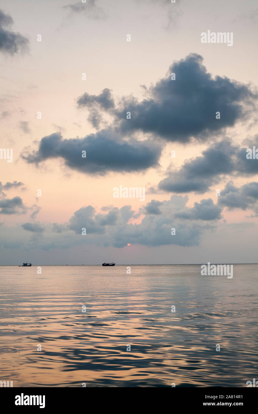 Bellissimo paesaggio marino all'alba con il rosa del Cielo e nubi cumulus, Koh Rong isola, Cambogia Foto Stock