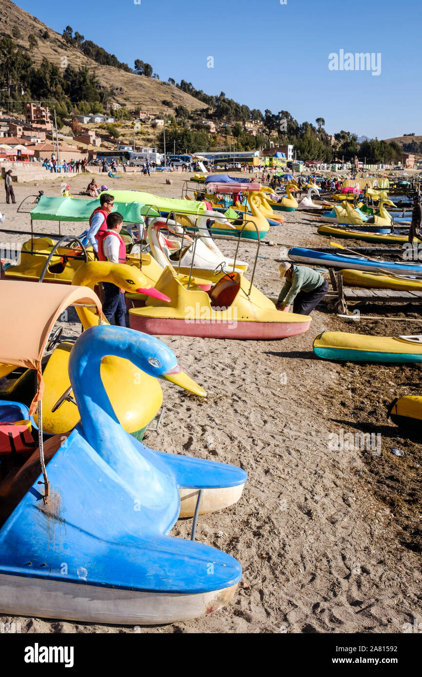 Duck-barche sagomato sulla spiaggia di Copacabana, Bolivia Foto Stock