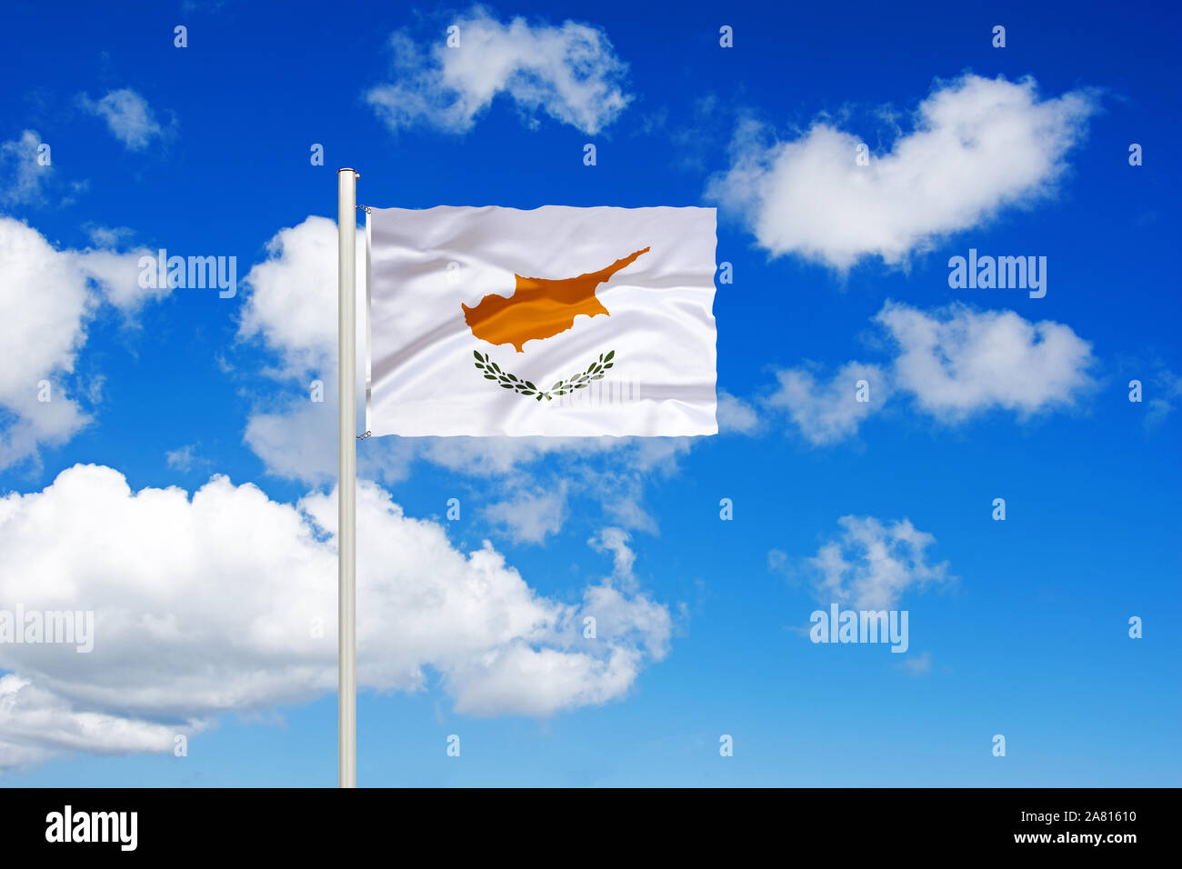 Zypern, Mittlerer Osten, geteilte Insel, türkisch, griechisch, Nationalfahne, Nationalflagge, Fahne, Flagge, Flaggenmast, Cumulus Wolken vor blauen Hi Foto Stock