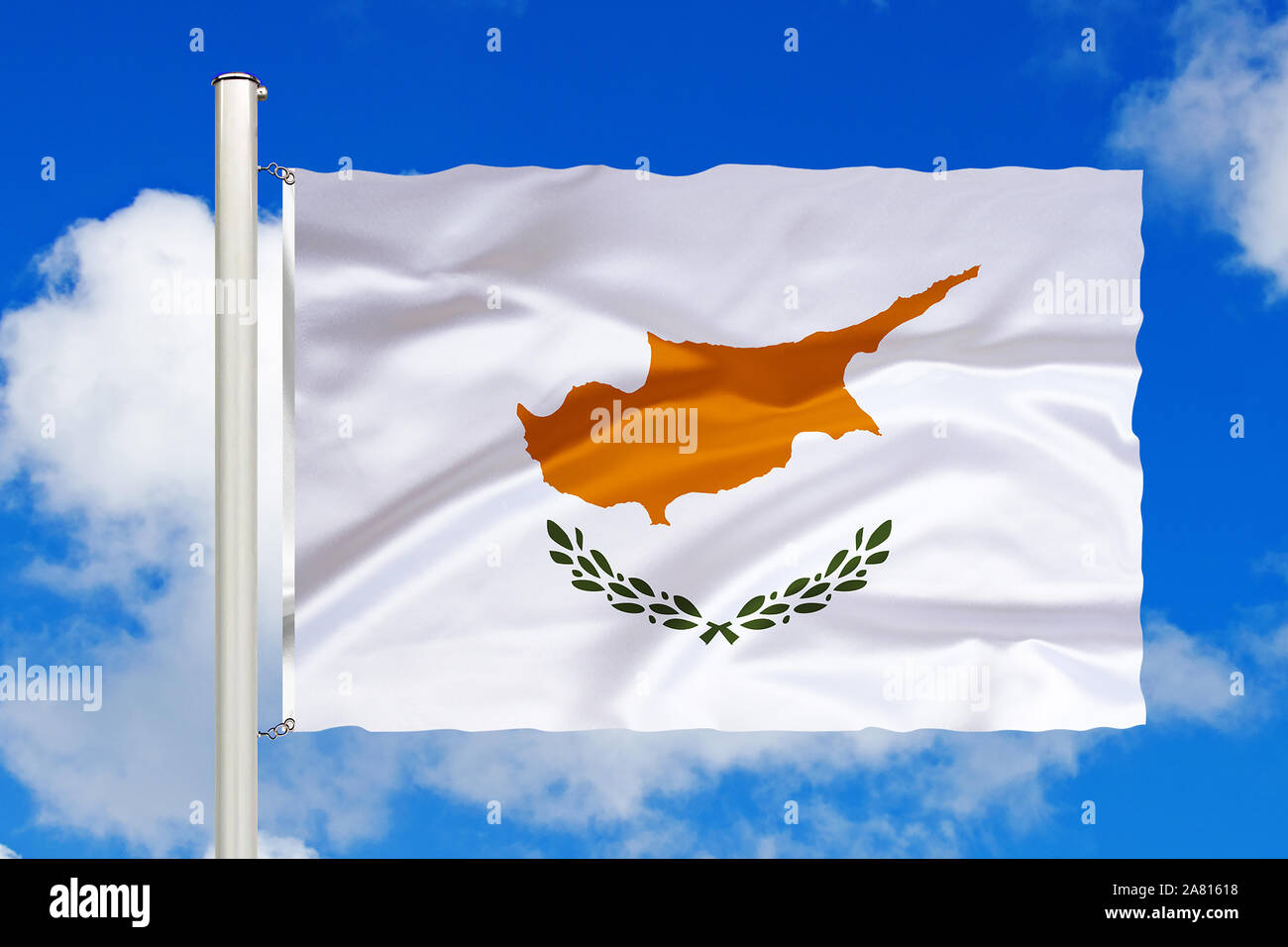 Zypern, Mittlerer Osten, geteilte Insel, türkisch, griechisch, Nationalfahne, Nationalflagge, Fahne, Flagge, Flaggenmast, Cumulus Wolken vor blauen Hi Foto Stock