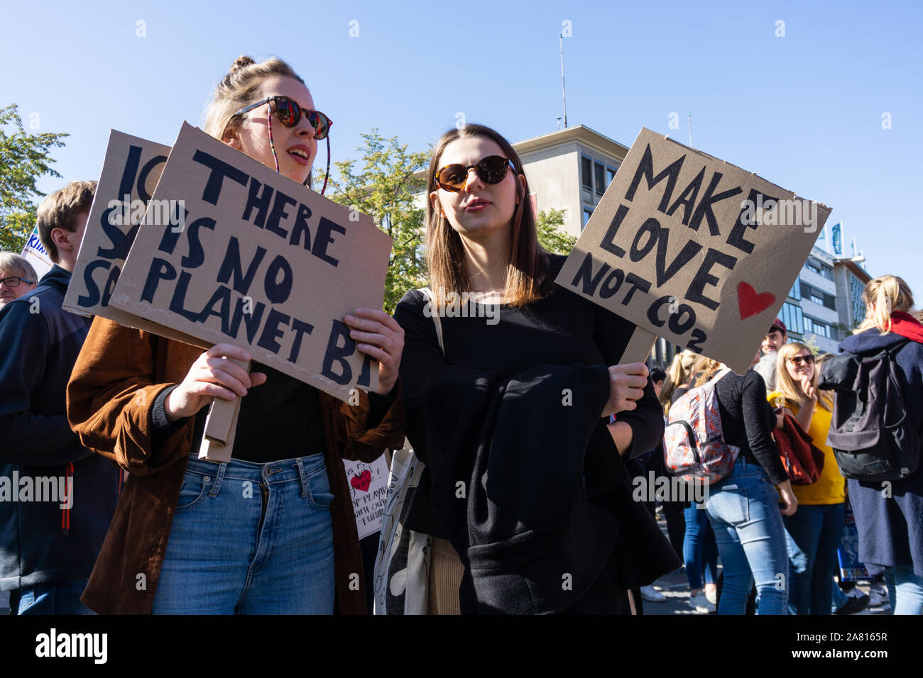 Due giovani donne che protestavano contro la politica attuale per quanto riguarda il clima in tutto il mondo cambia crisi con segni di protesta nelle loro mani Foto Stock