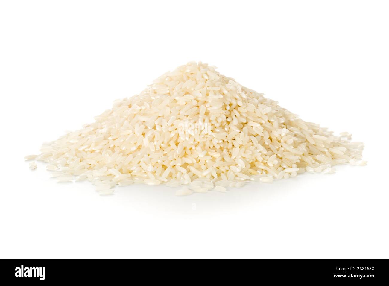 Mucchio di bianco non cotti, crudi riso a grani lunghi su sfondo bianco Foto Stock