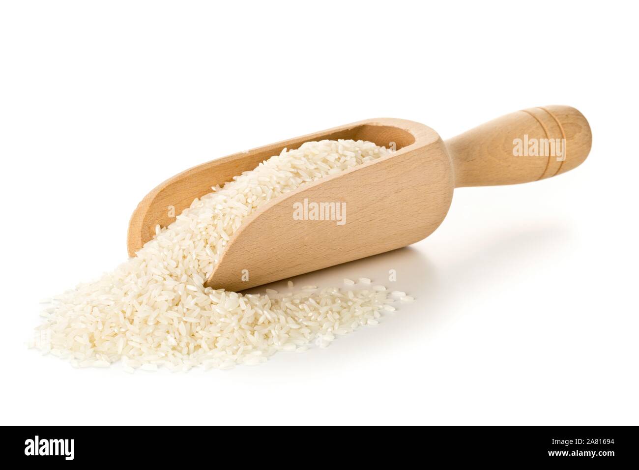 Mucchio di bianco non cotti, crudi riso a grani lunghi in legno da scoop su sfondo bianco Foto Stock