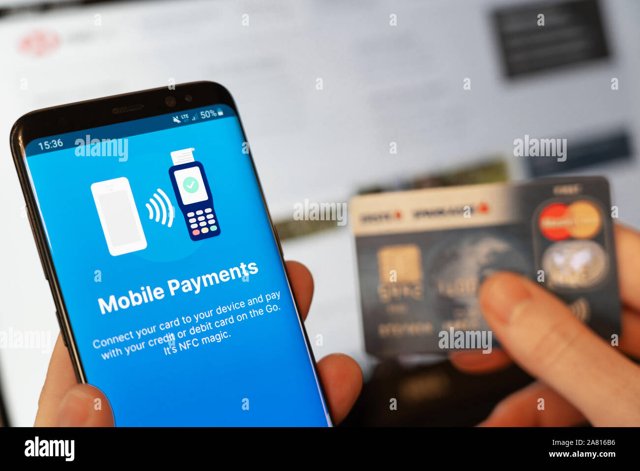 Utilizzando un telefono cellulare per effettuare un pagamento con carta di credito online. Concetto - i pagamenti mobili e lotta contro la frode Foto Stock