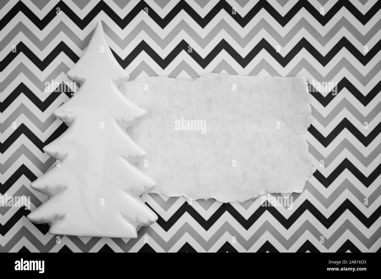 White Christmas tree e white blank board Foto Stock