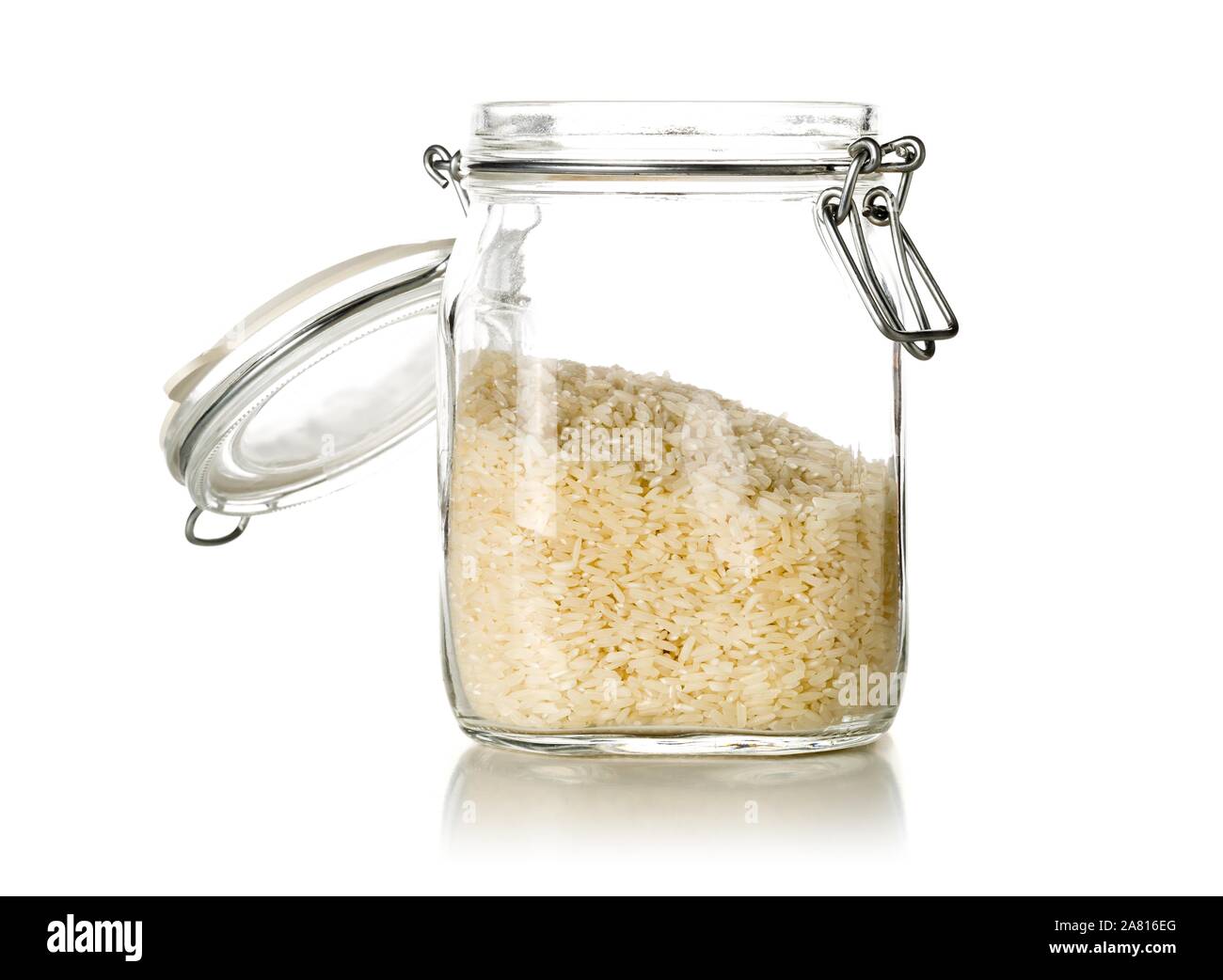 White non cotti, crudi riso a grani lunghi in vetro vaso di storage su sfondo bianco Foto Stock
