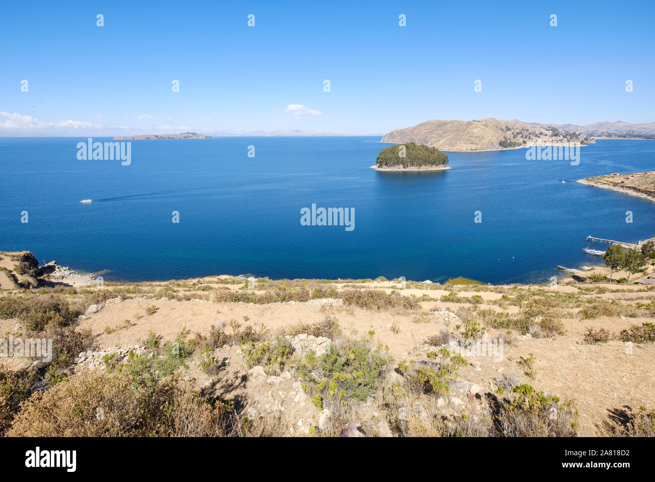 Vista panoramica dall'Isola del Sole Il tempio del sole le rovine, Chillaca isola e isola della luna in background, il lago Titicaca, Bolivia Foto Stock