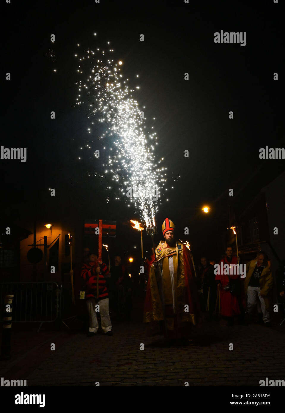 Lewes Regno Unito 5 Novembre 2019 - Migliaia di persone prendere parte e guardare annuale di Lewes il falò celebrazioni ricordando il fallimento di Guy Fawkes trama di polvere da sparo di 1605 .Il Lewes notte dei falò celebrazioni sono il più grande "Quinto di novembre " evento in tutto il mondo con le sei città falò delle società partecipanti e oltre 30 processioni svolge in tutta la sera : credito Simon Dack / Alamy Live News Foto Stock