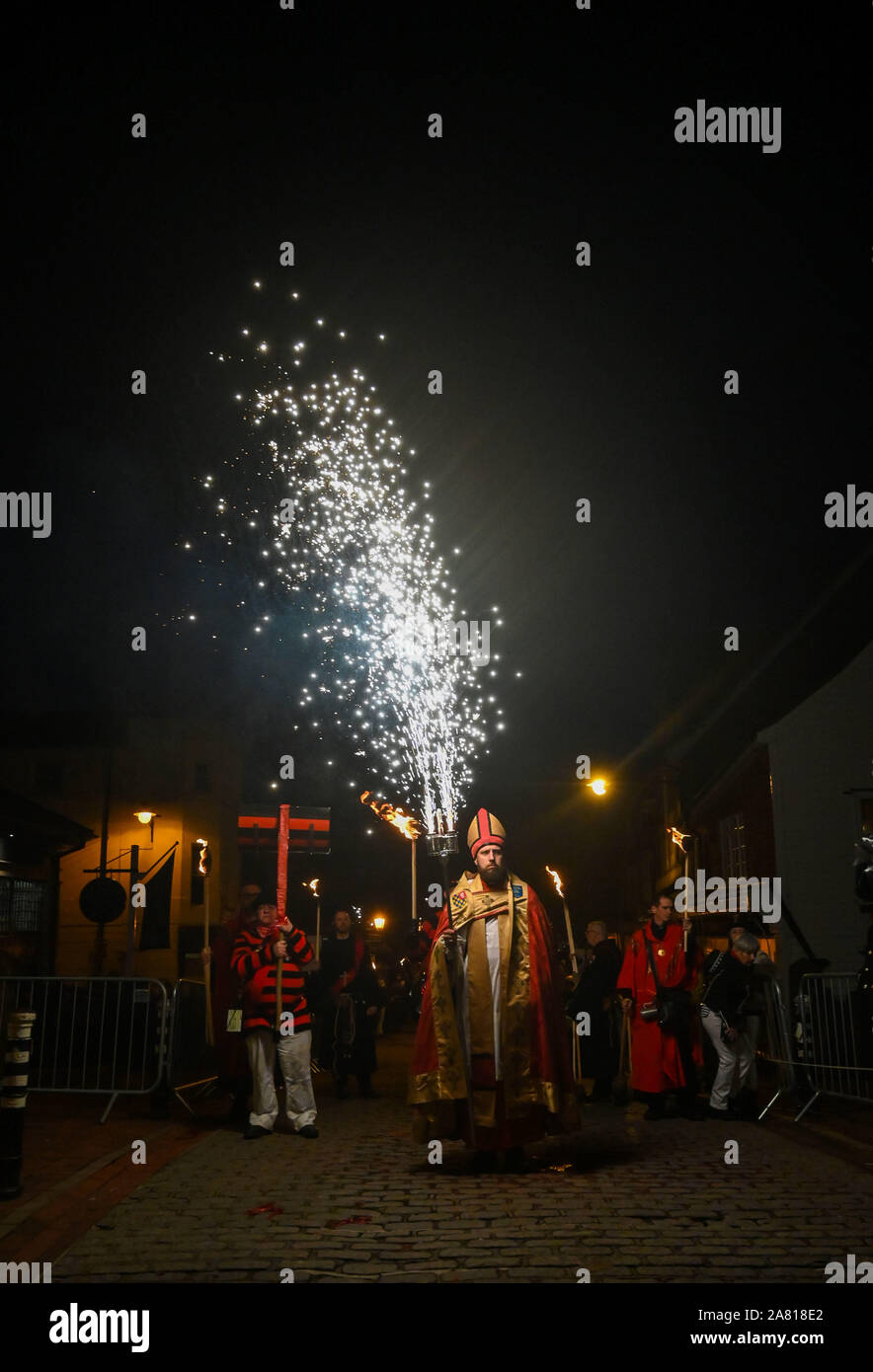 Lewes Regno Unito 5 Novembre 2019 - Migliaia di persone prendere parte e guardare annuale di Lewes il falò celebrazioni ricordando il fallimento di Guy Fawkes trama di polvere da sparo di 1605 .Il Lewes notte dei falò celebrazioni sono il più grande "Quinto di novembre " evento in tutto il mondo con le sei città falò delle società partecipanti e oltre 30 processioni svolge in tutta la sera : credito Simon Dack / Alamy Live News Foto Stock
