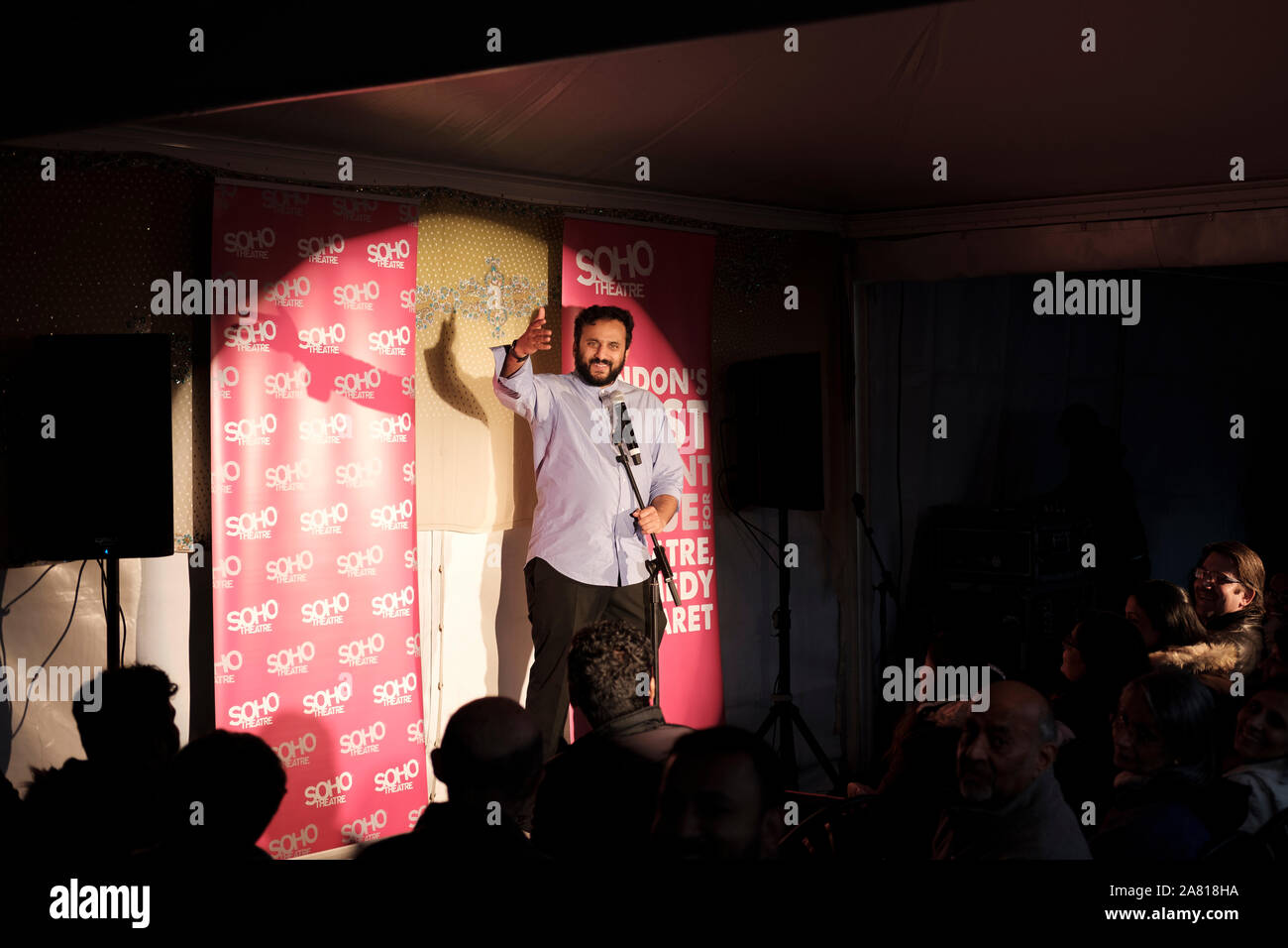 Nish Kumar -Nishant Kumar, un British stand-up comico, attore e animatore di radio, esegue in Soho Theatre pop-up tenda, durante il Diwali celebrazioni Foto Stock