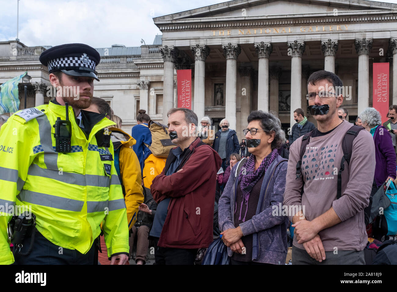 Londra, UK, 16 Ottobre 2019. La seconda settimana di estinzione Rebelion ottobre azione, molti mettere il nastro sopra le loro bocche . Foto Stock