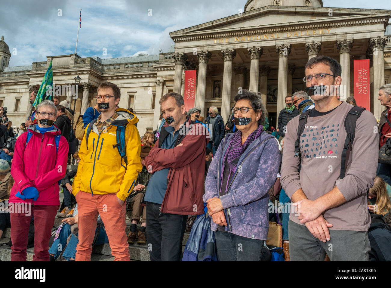 Londra, UK, 16 Ottobre 2019. La seconda settimana di estinzione Rebelion ottobre azione, molti mettere il nastro sopra le loro bocche . Foto Stock