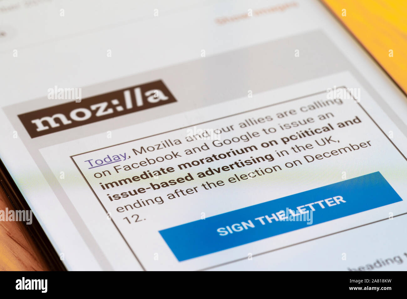 Una mail di richiesta di firmare una lettera aperta da Mozilla che chiede di Google e Facebook per un divieto di annunci politici prima della elezioni generali britanniche Foto Stock