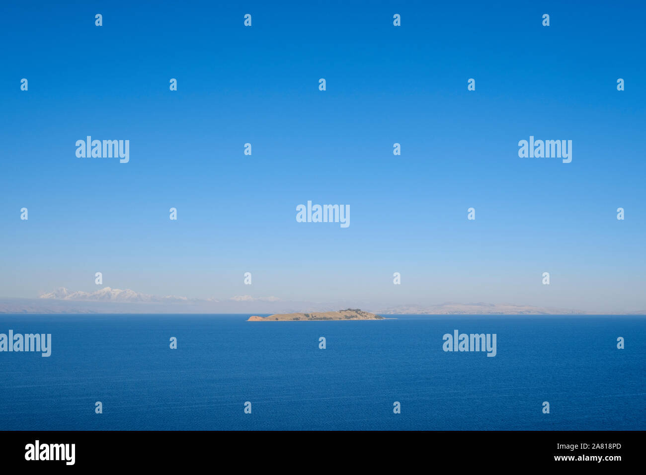 Isola di la luna visto da Isola del Sole nel Lago Titicaca, Bolivia Foto Stock