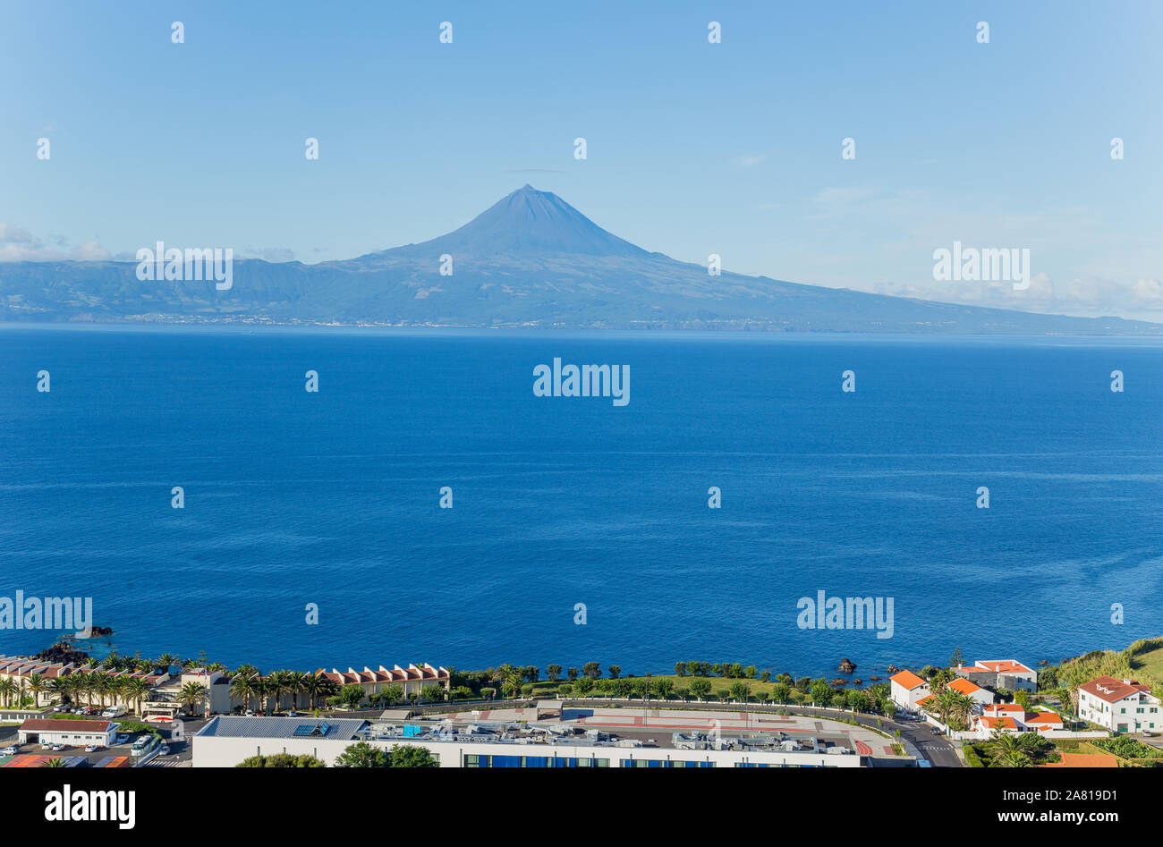 Velas in Sao Jorge island con vista dell'isola di Pico, Azzorre, Portogallo Foto Stock