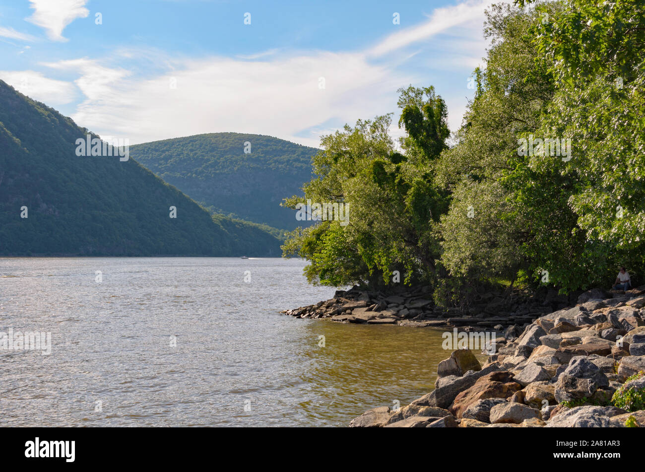 Vista del fiume Hudson da Cold Spring, Putnam County, New York, Stati Uniti d'America Cercando attraverso il fiume di Highlands, NY su un bel giorno di estate Foto Stock