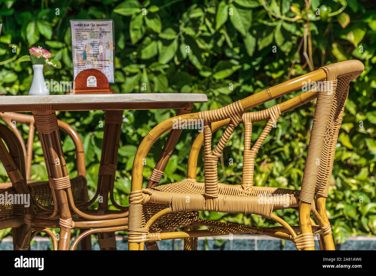 Varadero, Cuba, Jan 2013 - Tavolo e sedie di rattan sotto il portico di un tipico bar Foto Stock