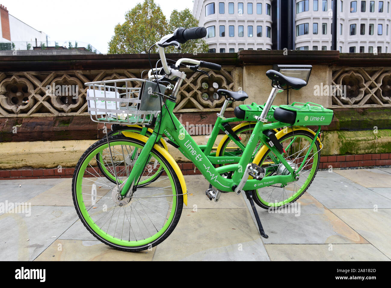 London, Regno Unito - 5 Novembre 2019: due Lime e-bikes attendere per i clienti al di fuori di San Pancrazio dalla stazione di King's Cross. Foto Stock