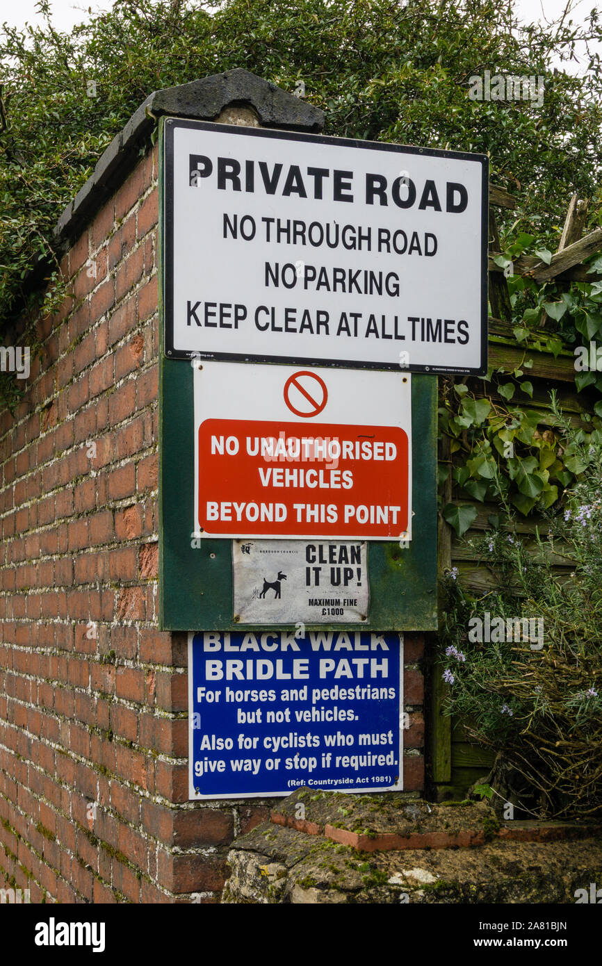 Una pletora di cartelli di avvertimento su un percorso briglia, villaggio Collingtree, Northamptonshire, Regno Unito; nozione di Stato-balia. Foto Stock