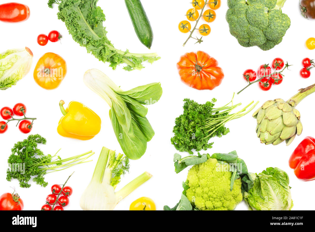 Ortaggi sani su sfondo bianco. Assortimento di pomodori pepe cavolo broccoli peperoni prezzemolo, vista dall'alto, il fuoco selettivo Foto Stock