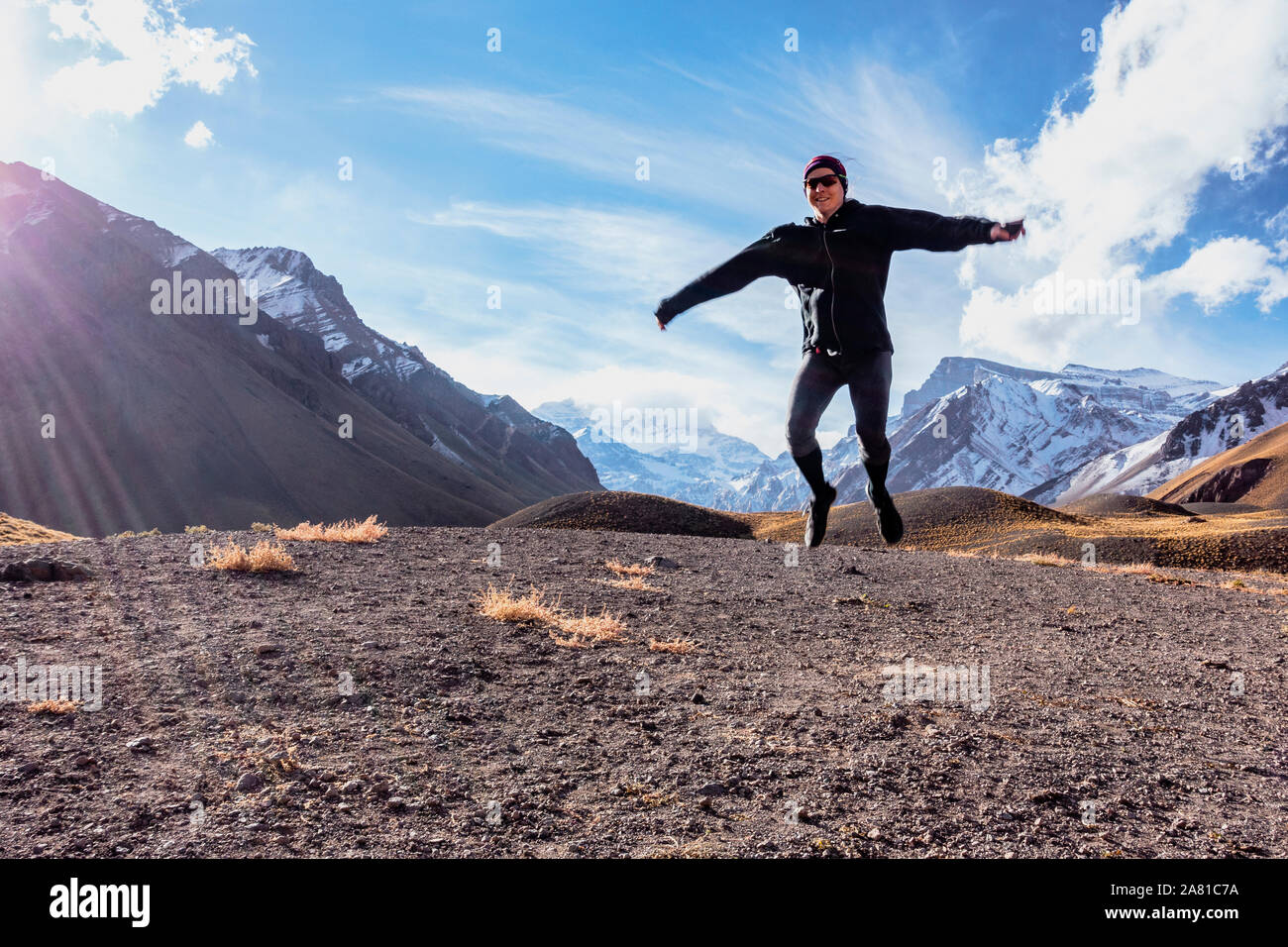 Persona jumping nella parte anteriore del Aconcagua il picco più alto nelle Americhe, in Argentina. Foto Stock
