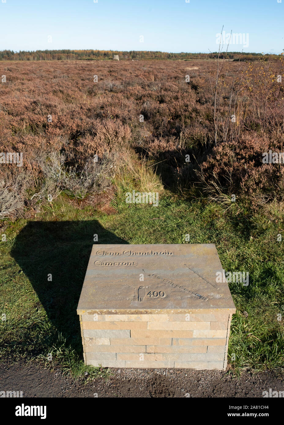 Lapide segna la posizione del Clan Cameron clansmen durante la Battaglia di Culloden in aprile 1746. Culloden Moor, Inverness. Foto Stock
