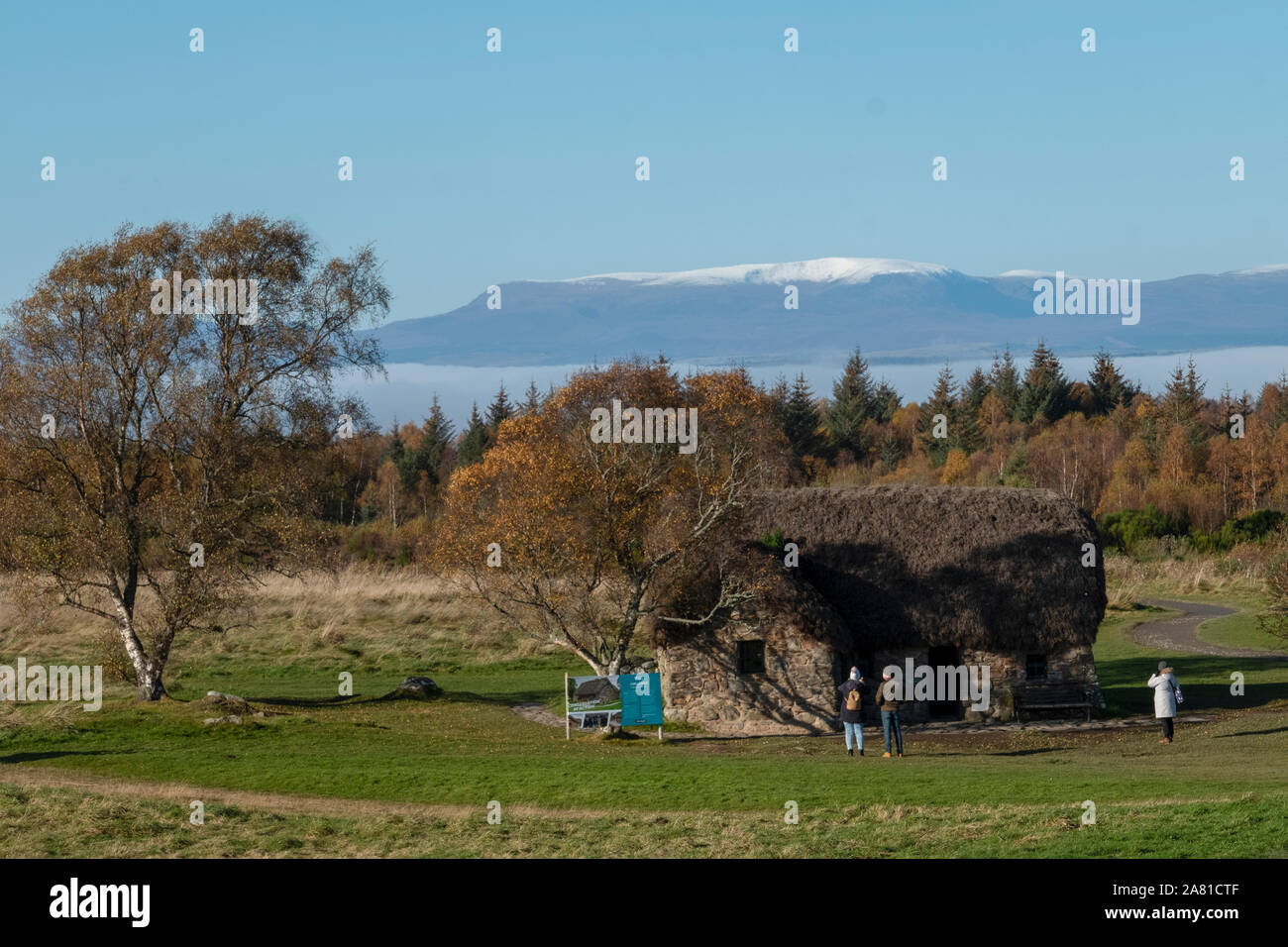 Leanach cottage, Culloden Moor. Il cottage risale al tempo della battaglia ed è stato recentemente restaurato dalla National Trust per la Scozia. Foto Stock