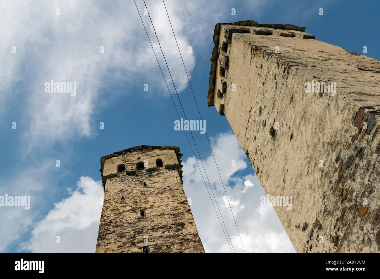 Vista verso l'alto insolita delle torri di Ushguli, parte del sito Patrimonio dell'Umanità dell'UNESCO. Foto Stock