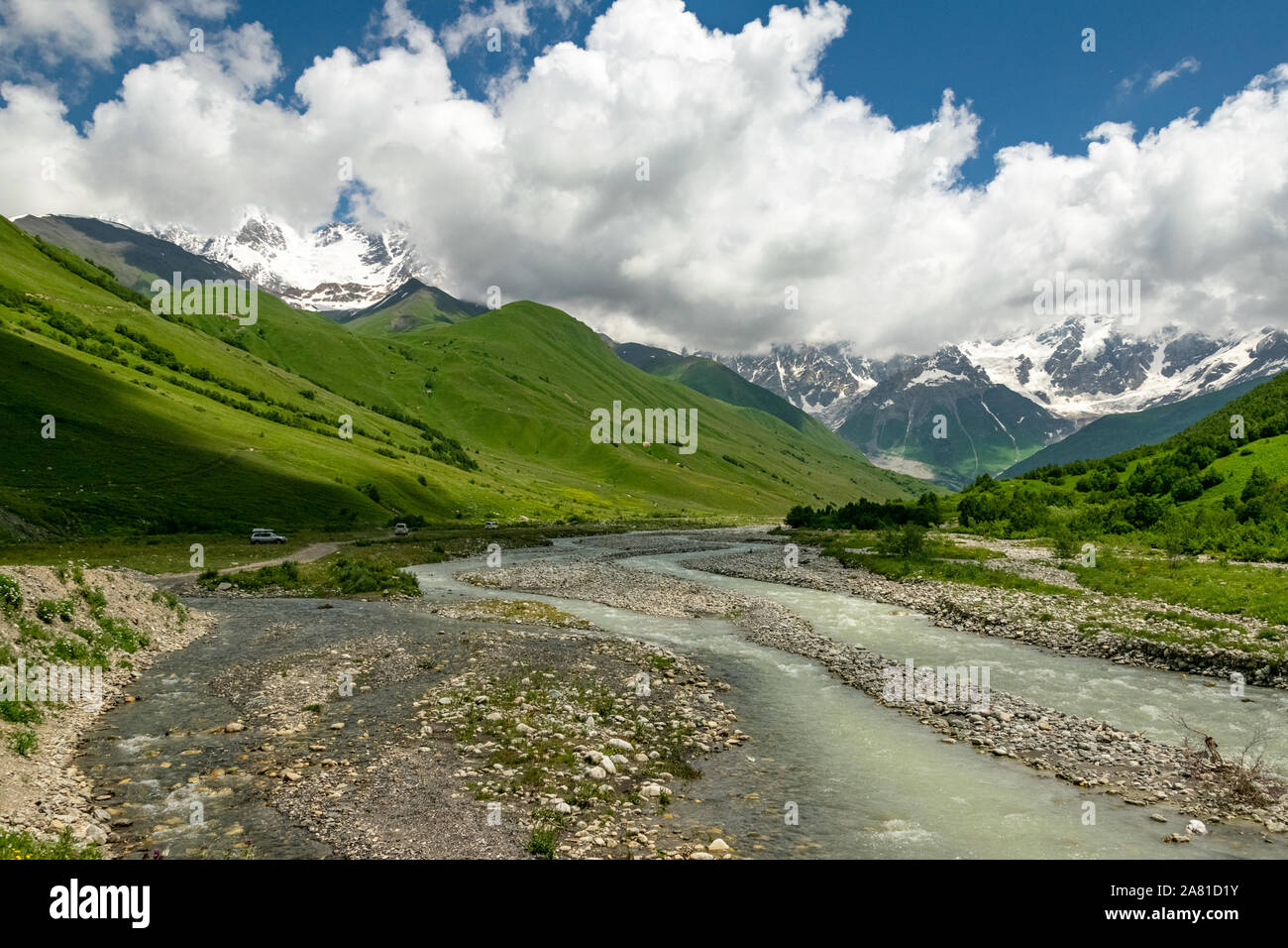 Paesaggio estivo della verde valle del Caucaso Montagne con il fiume Patara Enguri che scorre dal ghiacciaio Shkhara. Ushguli, Svaneti Georgia. Foto Stock