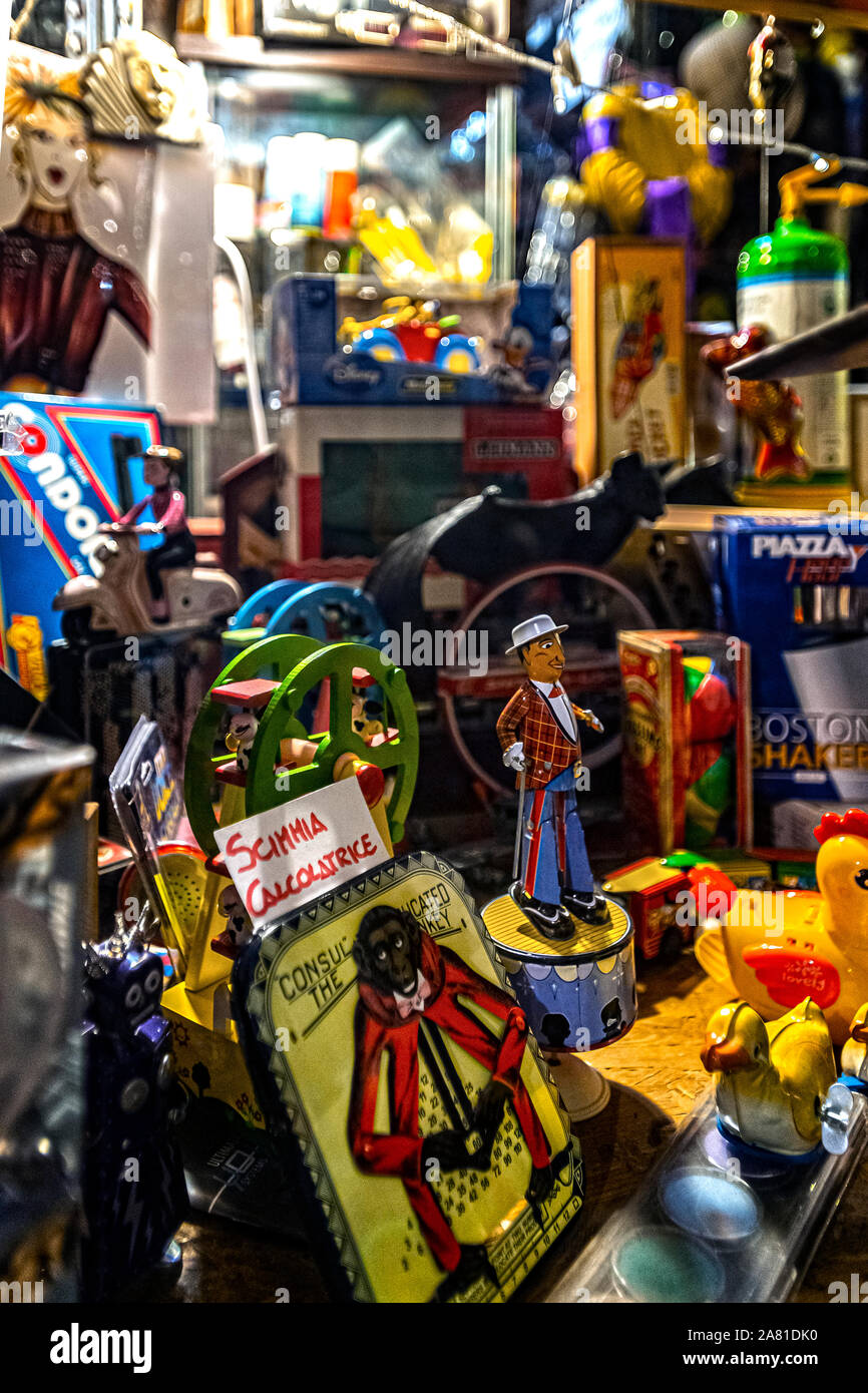 Italia Piemonte Torino - negozio per vecchi giocattoli nel centro storico  Foto stock - Alamy