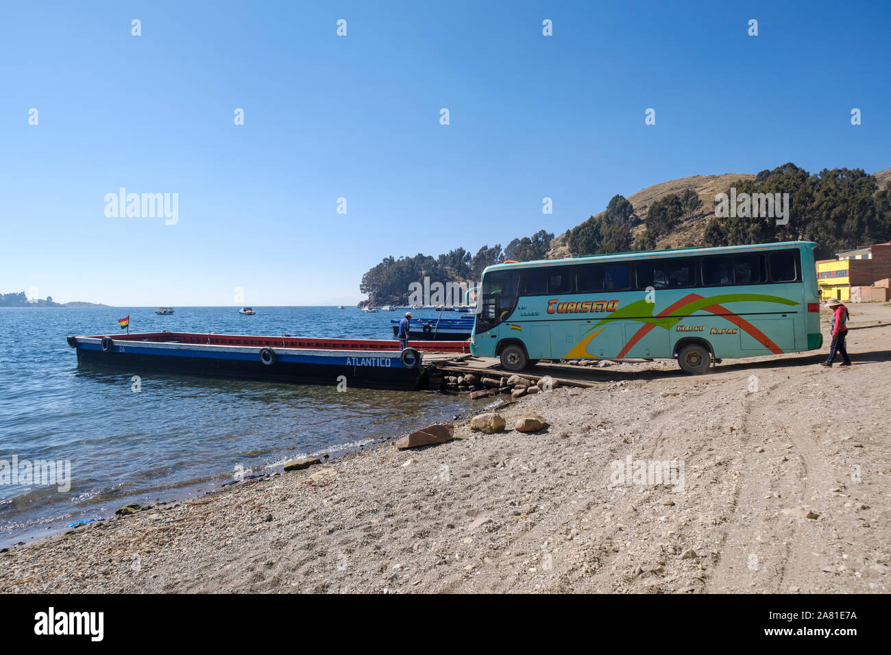 Il bus di salire a bordo di una chiatta sull San Pablo de Tiquina per attraversare lo stretto di Tiquina, Bolivia Foto Stock
