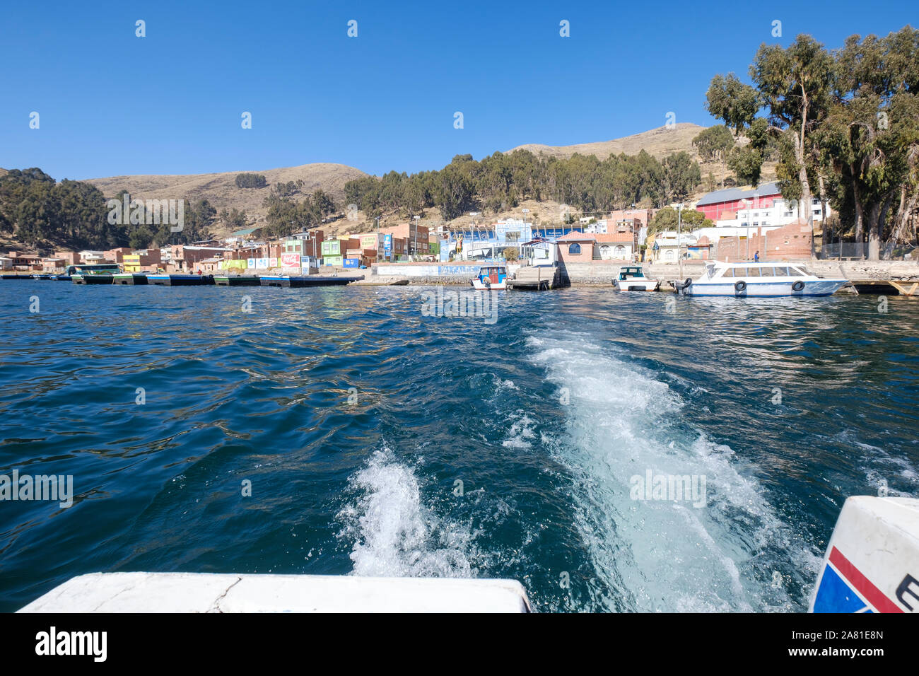 Riattivazione di una barca lasciando San Pablo de Tiquina e attraversando lo stretto di Tiquina, Bolivia Foto Stock