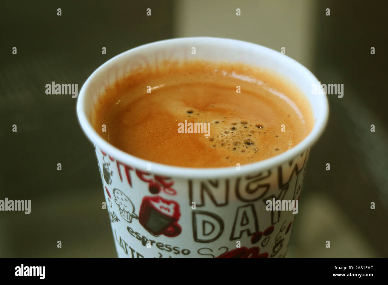 Primo piano la Texture di caffè caldo superficie in un bicchiere di carta Foto Stock