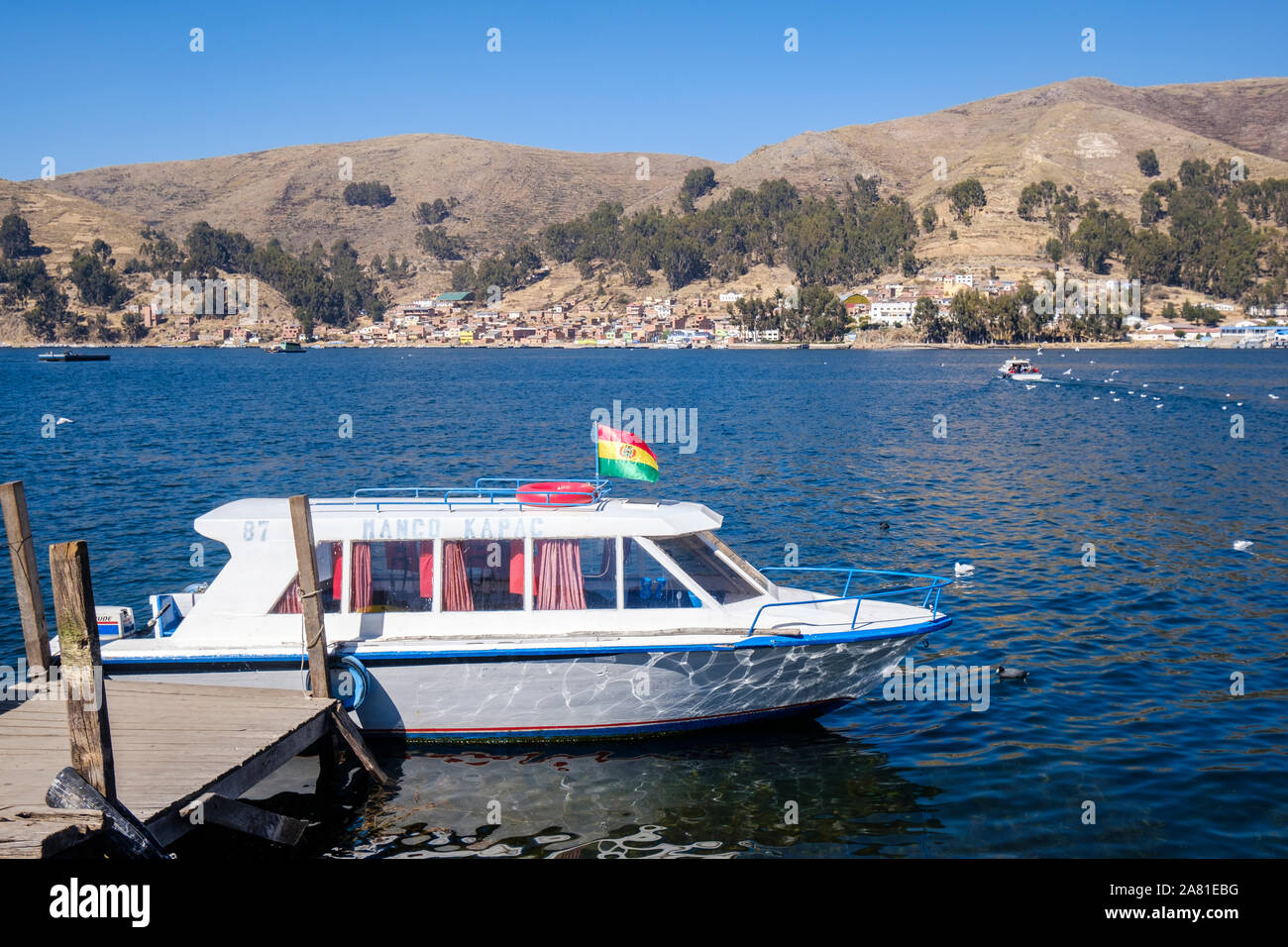 Vista panoramica dello stretto di Tiquina dal San Pedro di Tiquina shore, Bolivia Foto Stock