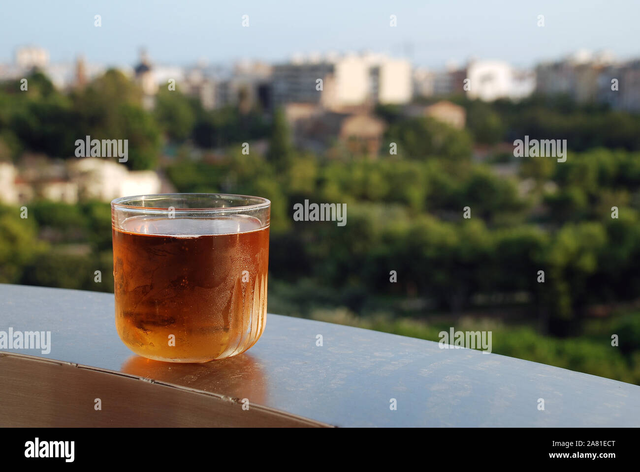 Un bicchiere di birra lager su una mensola sopra il fiume Turia Park a Valencia in Spagna. Foto Stock