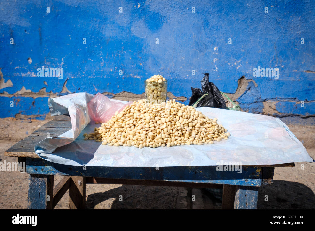 Vendita di lupino in San Pedro de Tiquina, Bolivia Foto Stock