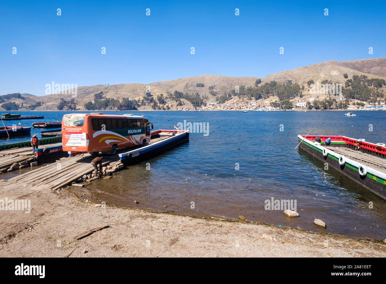 Il bus di salire a bordo di una chiatta sulla riva di San Pedro di Tiquina per attraversare lo stretto di Tiquina, Bolivia Foto Stock