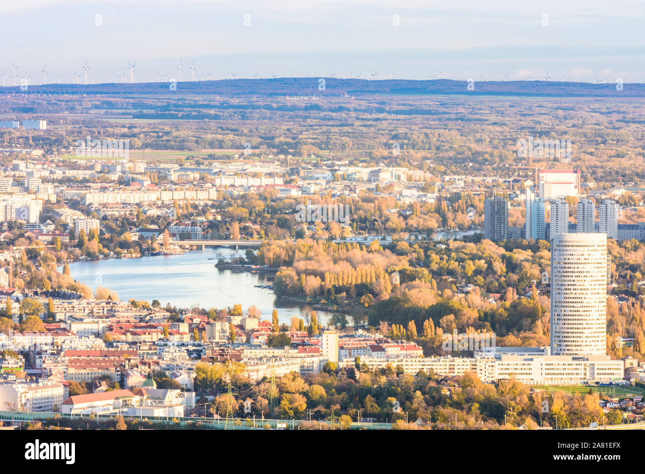 Wien, Vienna: fiume Alte Donau (Vecchio Danubio), Torre Florido in Austria, Wien, 00. panoramica Foto Stock