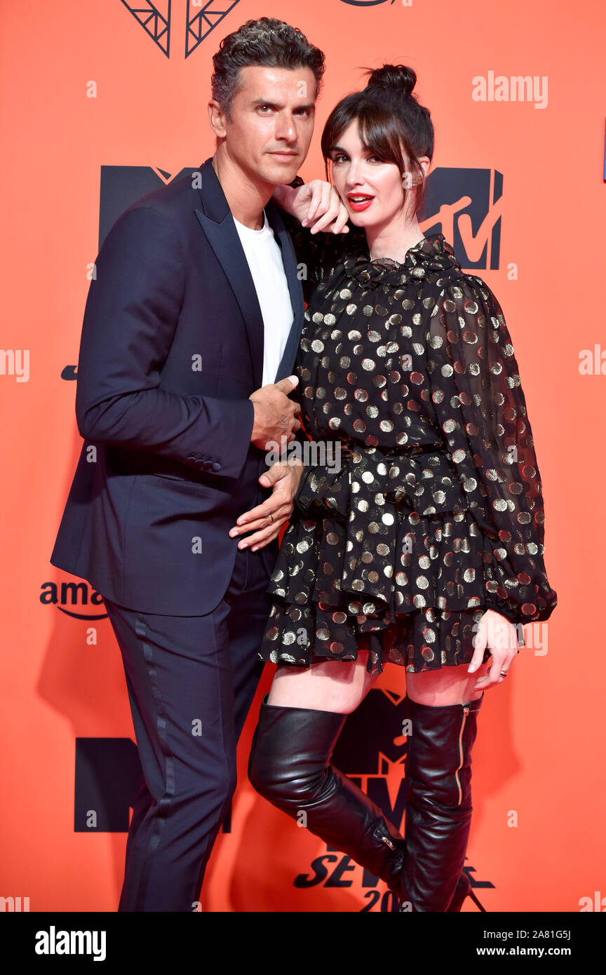 Paz Vega e suo marito Orson Salazar che frequentano gli MTV EMAs 2019 a FIBES Conference and Exhibition Center il 3 novembre 2019 a Siviglia, Spagna. Foto Stock