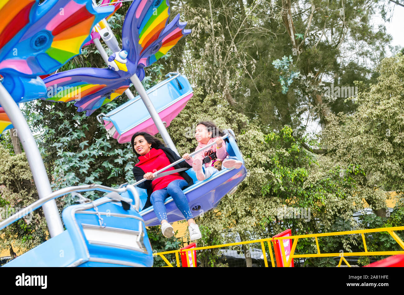 Mamma e figlia divertendosi e sorridente in un parco di divertimenti game Foto Stock