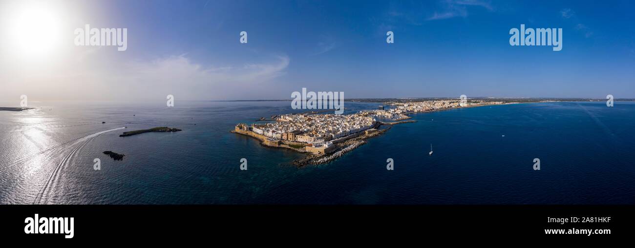 Vista aerea, la città vecchia con il fort, il muro della città e del porto, Gallipoli, provincia di Lecce e Salento e Puglia, Italia Foto Stock