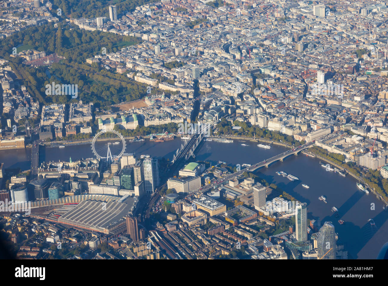 Vista aerea di Londra con il London Eye della Coca Cola, il Tamigi, la stazione di Waterloo, la stazione di Charing Cross e Buckingham Palace. Inghilterra. REGNO UNITO Foto Stock